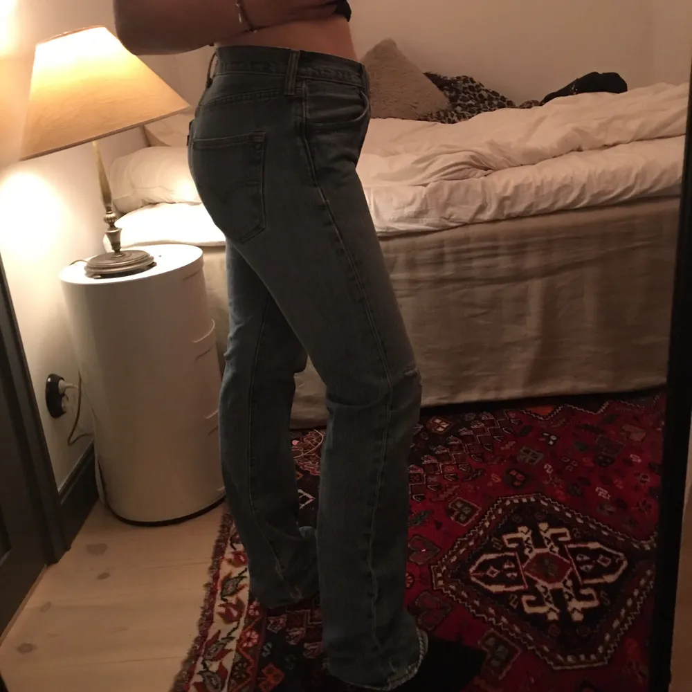 Jeans från Levis! Köpt secondhand och använt typ en gång🦋 de har slitningar på knäna och är i en fin ljusblå färg. Jag är 1,63 och de är lite för långa på mig. Köparen står för frakt🦋. Jeans & Byxor.