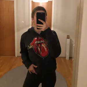 Skitsnygg the Rolling Stones hoodie. Den är i bra skick och väldigt skön. Frakt ingår i priset