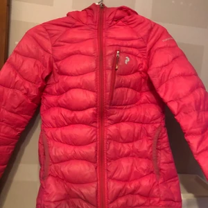 Rosa Peak Performance jacka - Rosa peak performance jacka i storleken XS, säljer den då den är för liten för mig💕 bra skick!              Buda i kommentarerna!!✨✨