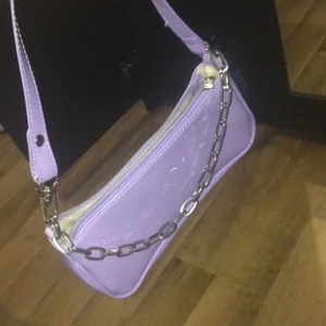 Liten axelväska  - Säljer en lila Axelväska för 160kr+frakt säljer den för kände att den inte passade min stil. Den är helt ny. 