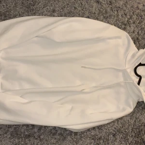 Hoodie - Säljer denna helt basic vita hoodien i stl L, men skulle säga att den passar allt från S-L beroende hur man vill att den sitter. Du får själv skriva hur mycket du är villig att betala, därav sätter jag inget pris. Hör av dig om du är intresserad eller undrar något!🥰 Frakten betalas av köparen :)