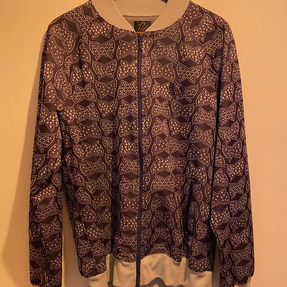 Fin lila Needles tröja i storlek L. Köpt på Caliroots. Använd endast 2-3 gånger.  Finns att hämta i Spånga alternativt mötas upp i centrala Stockholm . Tröjor & Koftor.