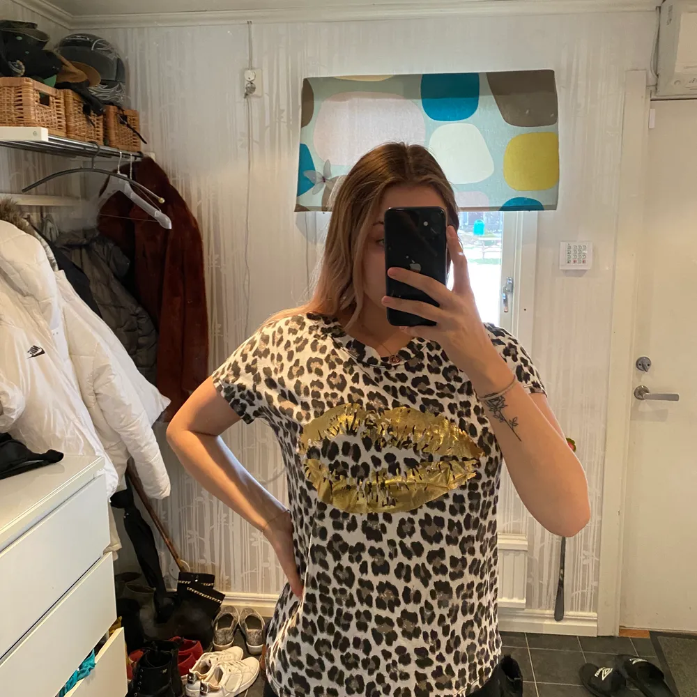 Säljer dessa tre T-shirt. Svart och leopard i storlek L och vit i storlek M. Jag är 176cm lång. Säljer alla tre för 100kr eller styck för 40kr. Köparen står för frakten.. T-shirts.