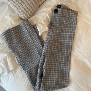 Rutiga bootcut byxor🤎 - Ett par rutiga bootcut byxor/tights från zara. Suuuupersköna! Mönstret och färgen syns bäst på bild 2🥰