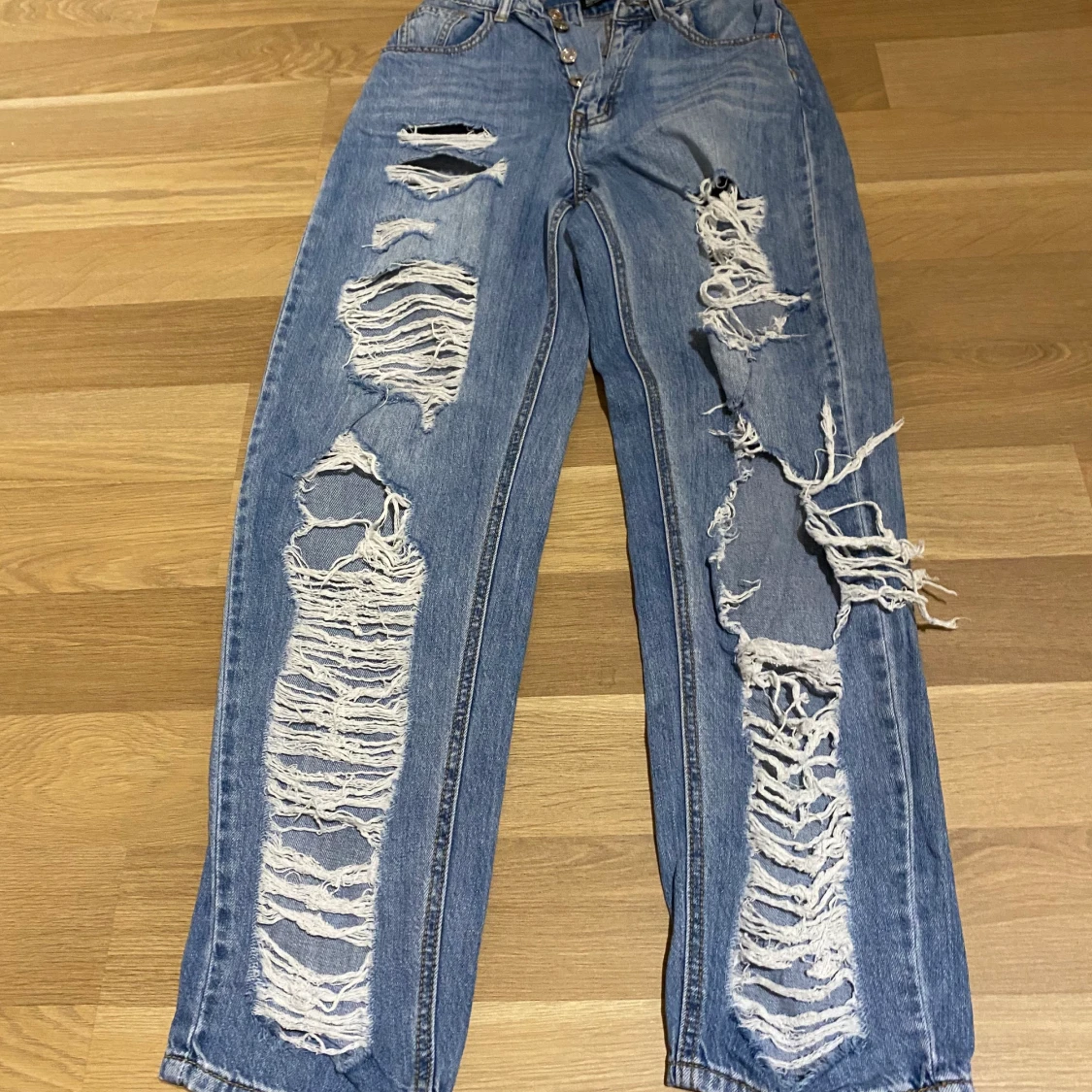 Boyfriend jeans med slitningar