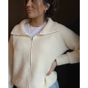 Tröja från ByAnastasia - En beige-vit tröja från Byanastasia. Helt ny och aldrig använd. 