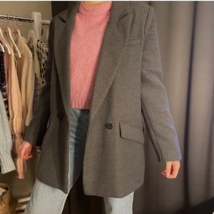 Grå kappa  - Kappa från Pull and bear🥰🤩jag är 168 cm lång.