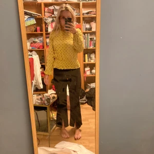 Gul blus från Mark&Spencer - Gul mönstrad blus från Mark&Spencer. Storleken på blusen framgår inte men skulle säga att den sitter som en S.