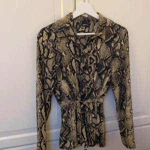 Blus från Ginatricot - Använd fåtalgånger, storlek 36