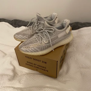 Adidas Yeezy Boost 350 V2 storlek 44 - Hej! Säljer ett par Yeezy Boost 350 V2 Static (Non Reflective) i storlek 44 som är i befintligt skick