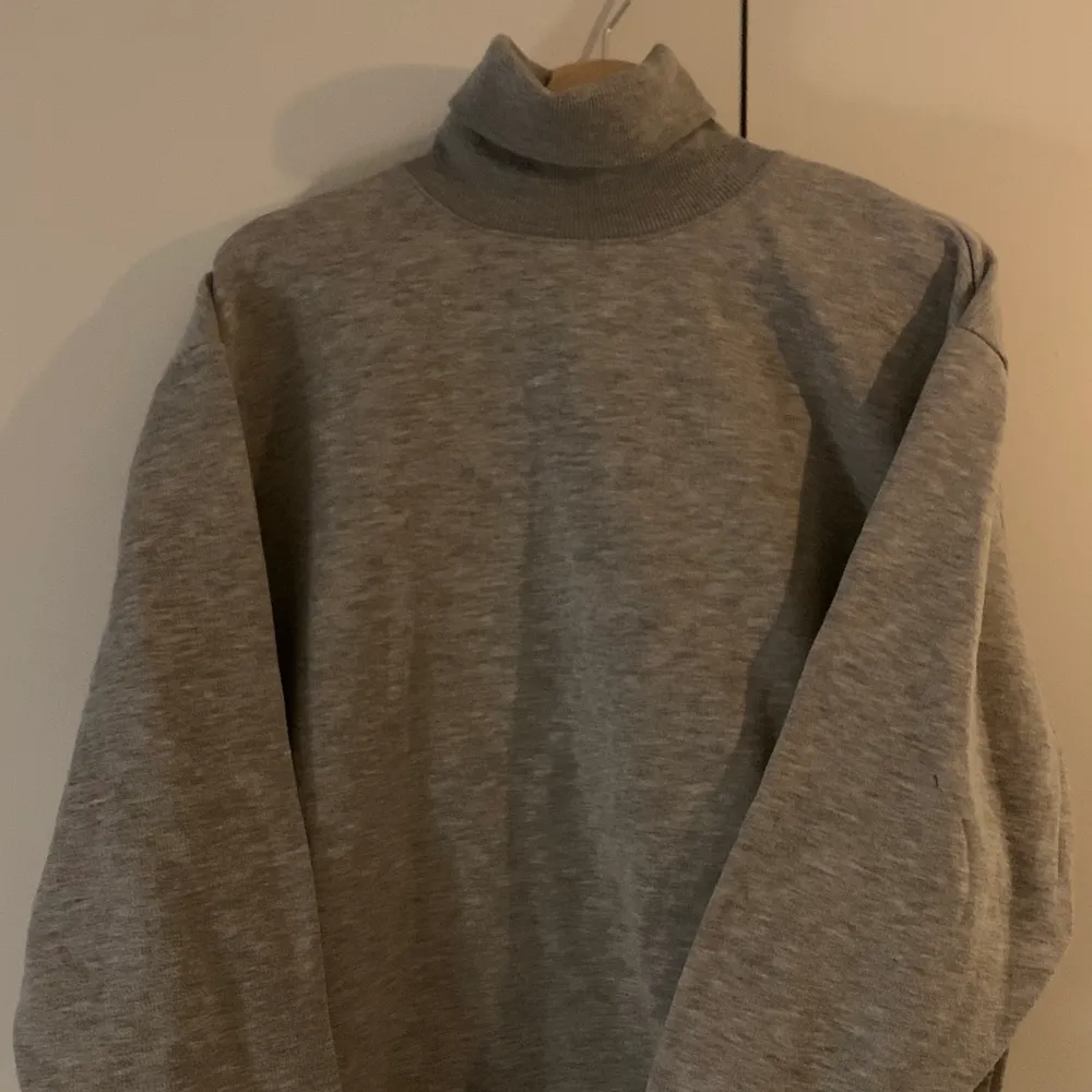 Såååå skön (mjuk inuti) grå tröja/sweatshirt från Weekday! Storlek XS. . Tröjor & Koftor.