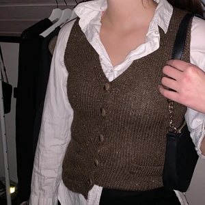 Stickad väst  - Super fin brun stickad väst från zara i storlek S! Är endast testad så kommer med alla lappar kvar🥰 priset är exklusive frakt!