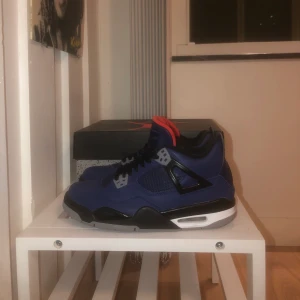 Jordan 4 WNTR - Jordan 4 WNTR. Köpta från GOAT. Storlek 40. Inga flaws. Säljer dem för tyvär är dem för små för mig annars jätte feta.