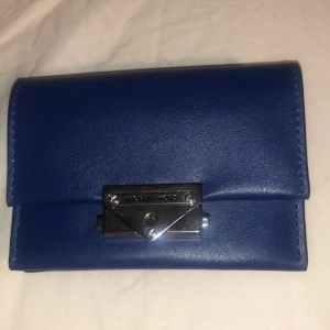 Plånbok  - Säljer en äkta Michael kors plånbok pga att den inte Kmr till användning kan sänka vid snabb affär 