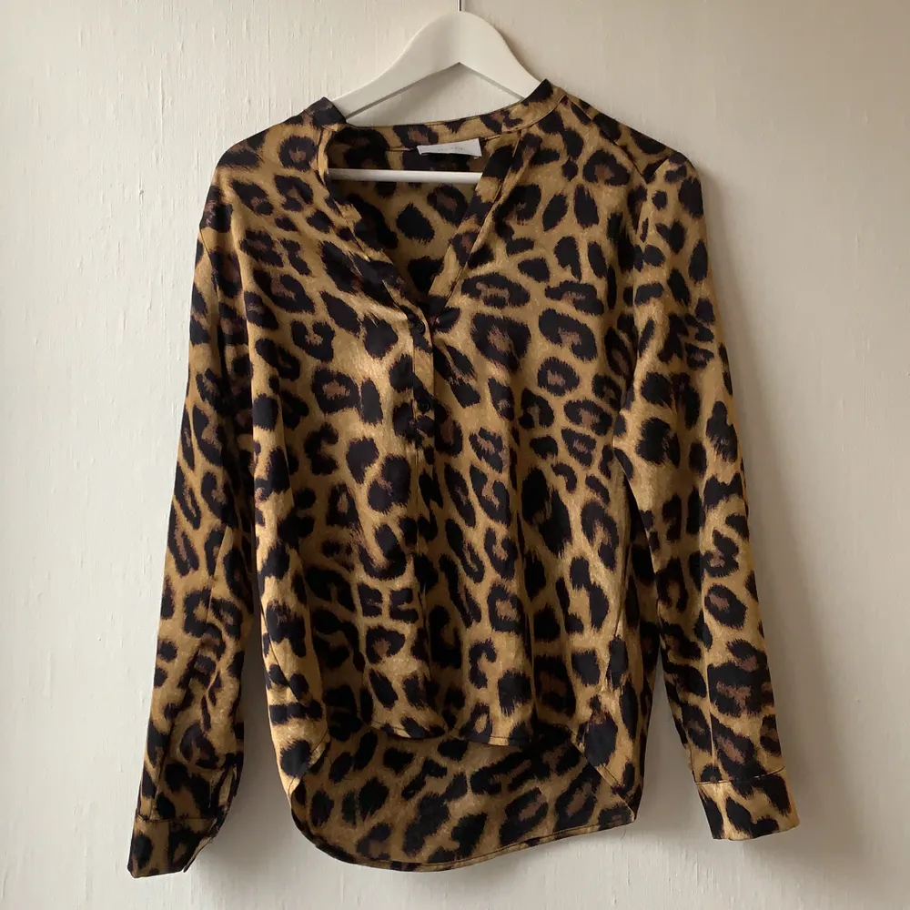 En fin leopard blus från design and only. Knappt använd. Ordinarepris 499kr säljes för 100kr+ frakt. Storlek S. Blusar.