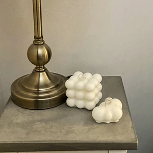 Populära ljus - Hej jag säljer hemmagjorda ekologiska ljus, ljusen är gjort av oliv stearin. På andra bilden ser ni ” bubble cube candle “ som kostar 119kr/st  och på tredje bilden ser ni ”cloud candle” som kostar 95kr/st. Ljusen kan man köpa i dofterna melon & gurka, sparkning vanilla eller utan doft 💞