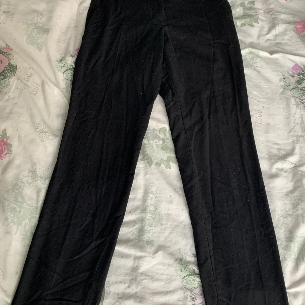 Säljer mina svarta kostymbyxor som jag tyvärr vuxit ur. Så sjukt fina är dom och de behöver en ny ägare 💕. Jeans & Byxor.