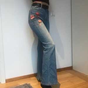 Broderade bootcut jeans - Superfina jeans i storlek 27, passar mig som har storlek xs/s, nypris 800kr. Skriv vid intresse, om flera är intresserade sker budgivning i kommentarerna 