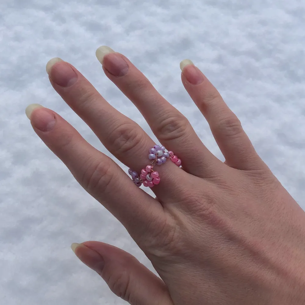 Fin pärlring med rosa och lila blommor runtom, handgjord, går att få i flera olika färger/storlekar. Skriv privat så kan jag anpassa ringarna:) Tar swish, pris kan diskuteras.. Accessoarer.