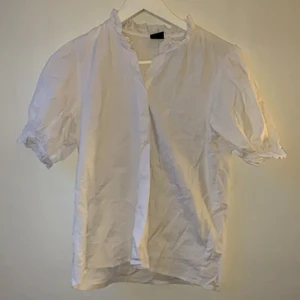 Vit blus  - En vit blus från GinaTricotz Ordinarepris 100kr säljes för 20kr+ frakt. Storlek 34