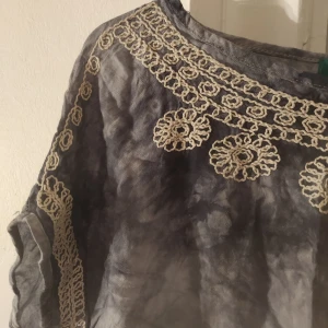 Blå tröja broderi  - Unik tröja med tie dye bakgrund och brodering över! Supersöt, men börjar bli lite liten på mig (som ni kan se på bild 2) 😅 baksidan är utan brodering (bara bakgrunden). Superfin men behöver strykas, okej kvalitet (blåare i verkligheten). Priset är inkl frakt 🥰