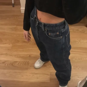 Weekday ROW - jättesnygga byxor från weekday i den populära modellen ROW. Säljer pga att jag inte använder dom särskilt mycket längre. Dom är något slitna längst ner men annars så är dom i toppenskick😉💕 köparen står för frakten om man inte kan mötas upp i Göteborg🤗