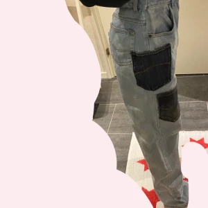 vintage jeans  - jeans med fickor och olika nyanser, thriftade jeans som gjorts om jag är 164cm och vanligtvis en S i byxor 