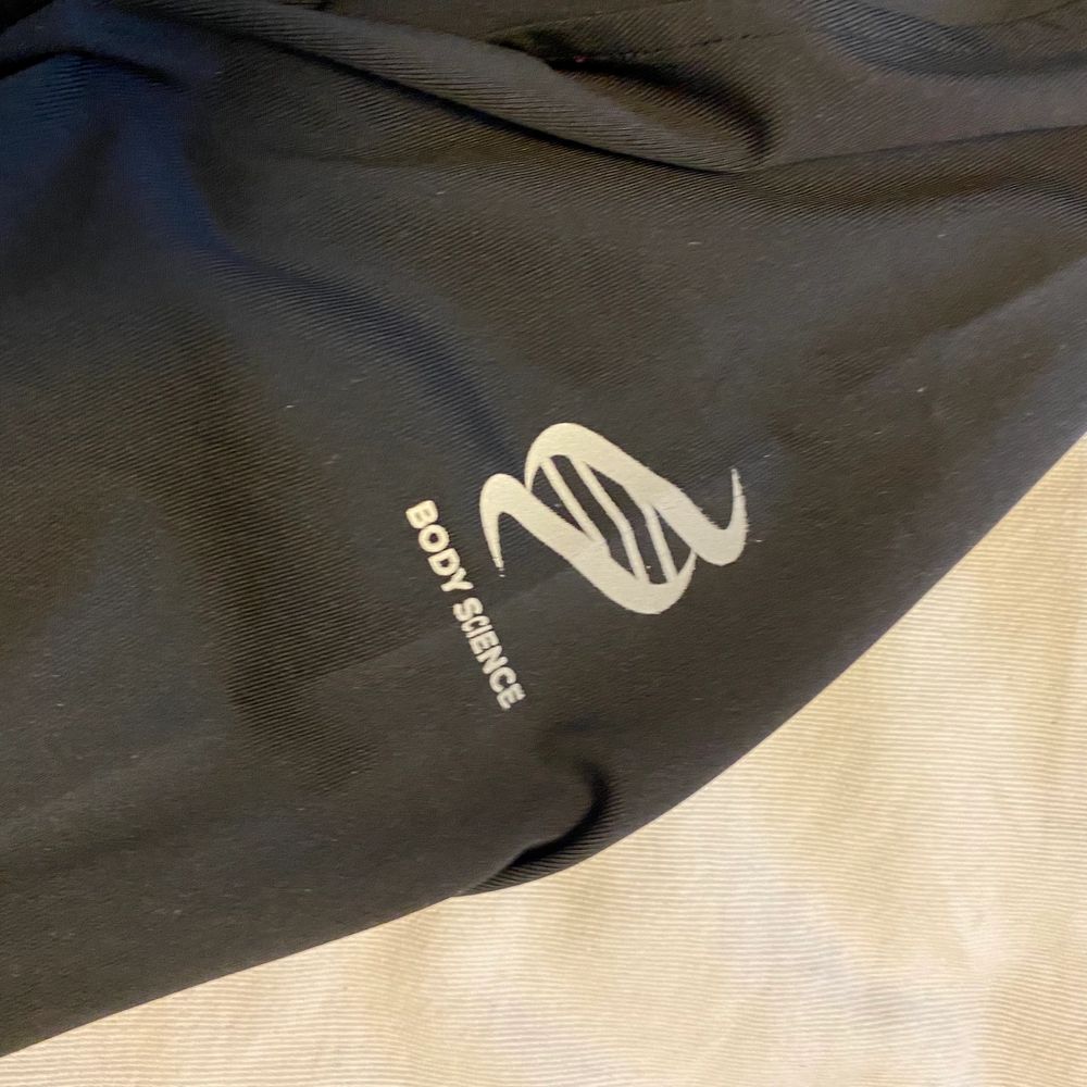 Tränings tröja/Hoodie ifrån Body Science köpt ifrån ICANIWILL. Aldrig använd utan endast provad, i storlek M men väldigt tight så som träningskläder kan vara. Otroligt fin och kön men inte kommit till användning tyvärr. Säljer för 70 kr + frakt eller högst budande + frakt☺️. Huvtröjor & Träningströjor.