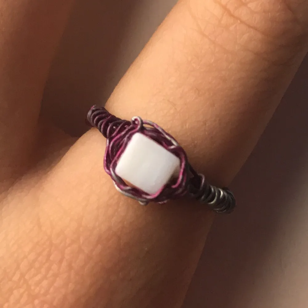 Säljer en fin lila/silvrig ring med en vit sten💖 size XS/S/M och köparen står för frakten. Accessoarer.