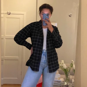 Rutigt skjorta från H&M stl 38 - Skickas endast -köparen står för frakt.  För referens är min längd 174 cm.