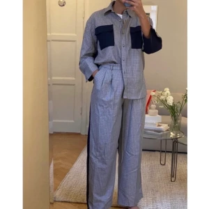 Asos set - Skjorta storlek 38 & byxor storlek 40. Skickas endast -köparen står för frakt.  För referens är min längd 174 cm.