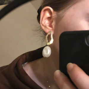 chunky pärlörhängen  - supervackra örhängen med en abstrakt guldoval och en stor bucklig pärla, jättefina till fest eller till en vit t-shirt och jeans!