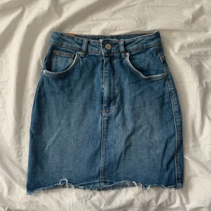 Kjol från ZARA  - Jeanskjol från zara i extremt fint skick, superfint stretchigt material. Sitter så fint på en☺️ frakten ingår i priset (42kr)