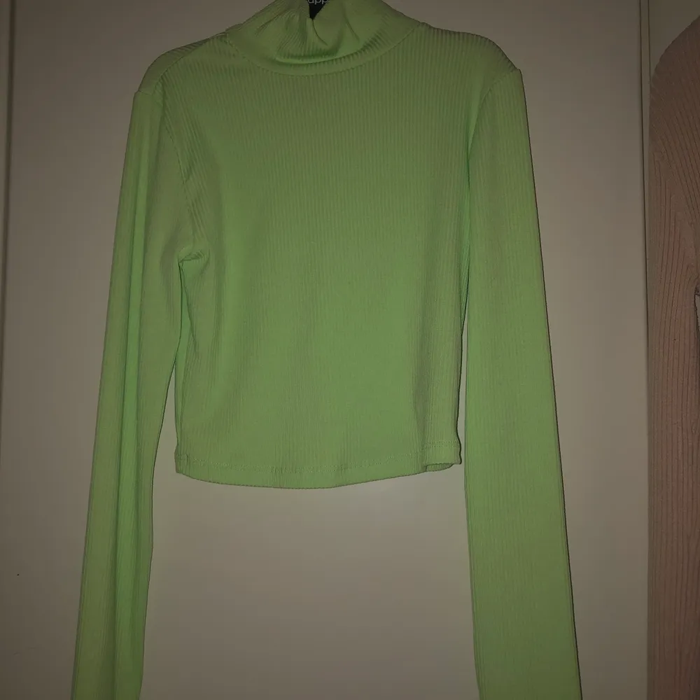 Jätte fin lime grön tröja i en kortare modell, aldrig använd, köpte 2019 i oktober, köparen står för frakten💕. Toppar.