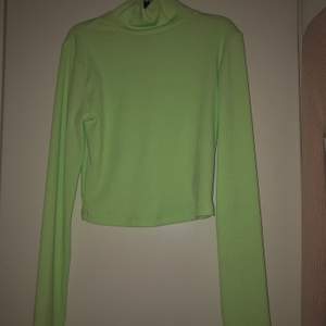 Jätte fin lime grön tröja i en kortare modell, aldrig använd, köpte 2019 i oktober, köparen står för frakten💕