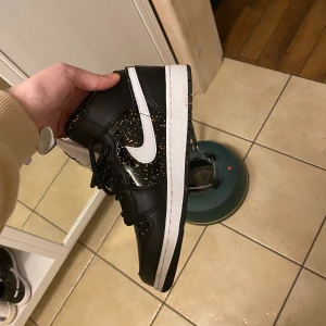 Air jordans  - Enbart testade och dom passade inte så därav säljer jag mina unika och as snygga jordans 🥺 storlek 36,5 men skulle kunna passa en liten 37. 1000 kr eller uppåt eller bud beroende på hur stort intresset är. Kan gå ner i pris vid snabb affär. 