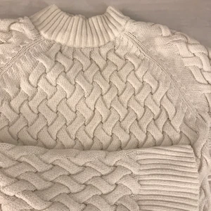 Vit tröja - Vit tjockt stickad tröja med tungt material som ger ett lyxigt intryck. Mycket gott skick och i skönt material. Skriv privat för fler bilder/mer info💜