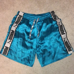 Träningsshorts - Från Puma i strl S (herrstrl tror jag) 🦋 I fint skick förutom ”upphakningar” på baksidan, försökte få med de på bild 2 men de syns ej så mycket i kameran 👀 Fraktas spårbart för totalt 131 kr. 📦