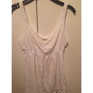  - Söt blus från MQ, sunshine 365. Den är använd få gånger och är hel.

OBS! Ska plagget fraktas står köparen för den kostnaden 
