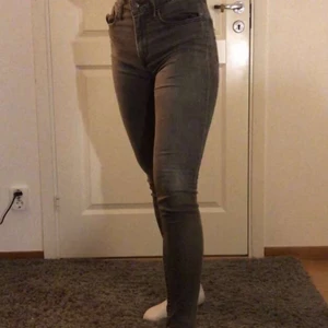Levi’s jeans - Levi’s jeans 721 high rise skinny utan stretch. Storlek 27 i midjan. Använda, men utan slitage och absolut ingenting man tänker på. Jag på bilden är 1,72. Nypris är 1099kr. 