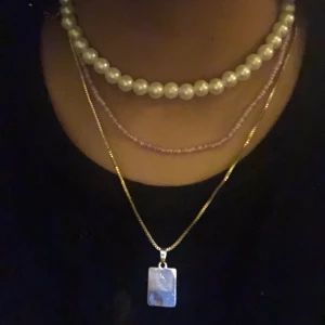 Halband - Nya halsband. Frakt 14kr. Säljer de två första halsbanden och inte det guldiga. Då de två första halsbanden är hemgjorda.