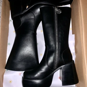 DELIAS dollskill platform boots  y2k 90s platåskor - Säljer dessa platåskor från DELIAS. Dom passar tyvärr inte mig så hoppas någon annan kan få njutning av dom. Sjukt snygga lite grunge, club kid-stil. Dör för dessa och GRÅTER att dom inte passar mig. 