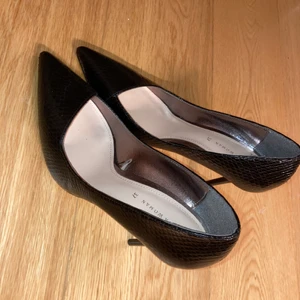 Pointy heels  - Klackar med spets från zara strl 37. Endast testade då de är för stora för mig