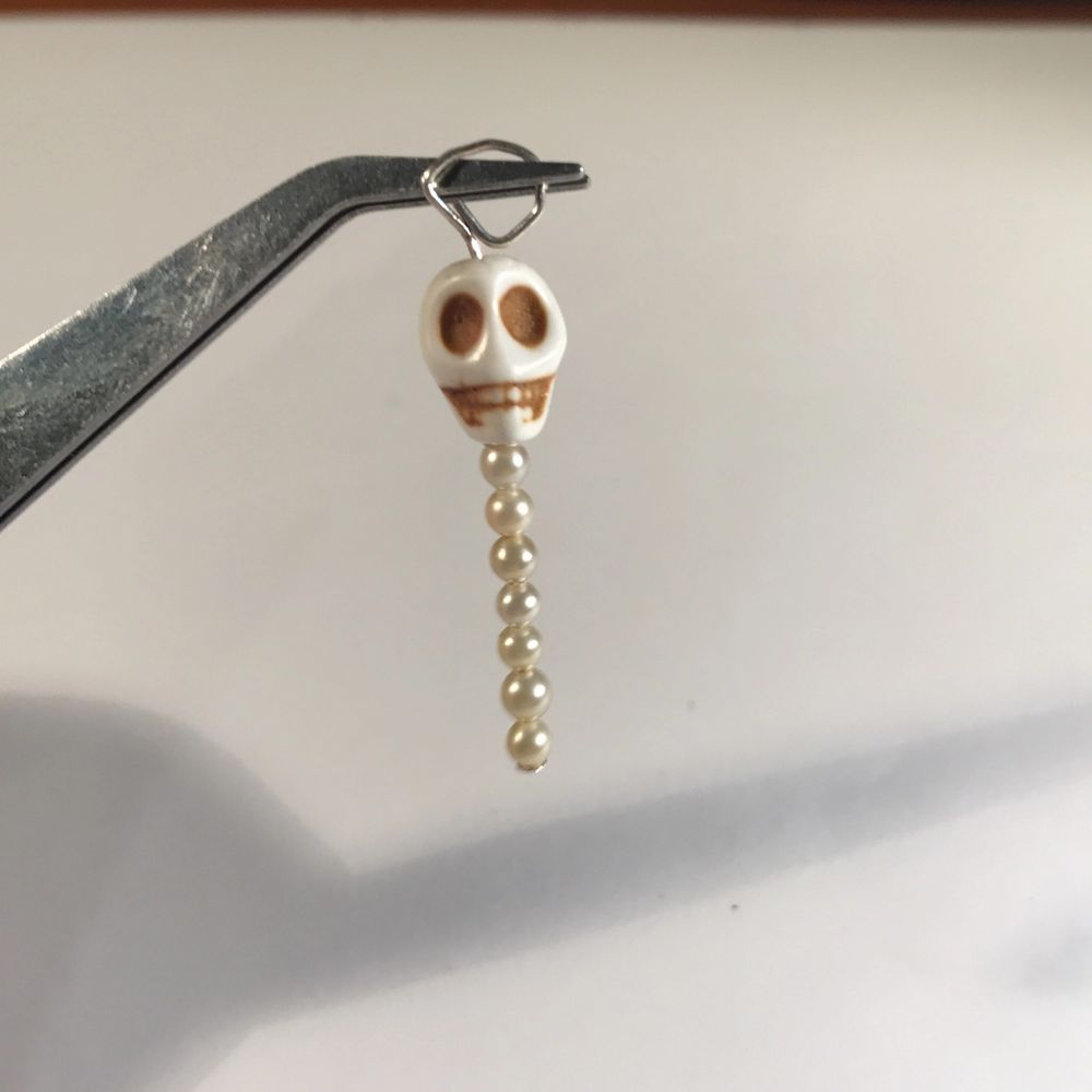 Dessa berlocker kan jag göra halsband eller örhängen till eller kanske vill du ha båda:) jag har flera färger i döskallar och jättemycket pärlor i massor färger, du får välja själv! Örhängen silver, svart och guld 35kr. Halsband kedja 40kr svart, silver guld. Halsband tråd svart, glansig svart och brun 35kr. Bara att säga till om ni vill ha bild på halsband pärlor kedja örhängen jag kommer använda.. Accessoarer.