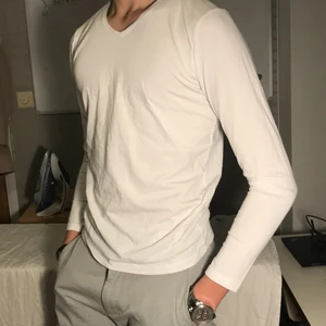 Långärmad tröja - En vit långärmad tröja. Inget märkvärdigt.