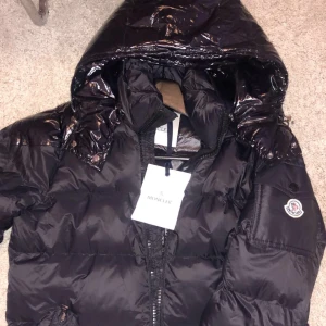 Moncler jacka S - Helt ny moncler jacka, säljer den för 3000kr äkta kvitta finns 
