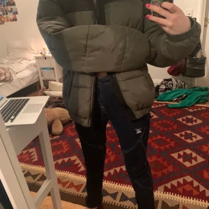 Dun jacka - En Northface liknade jacka som är super skön och är en dun jacka som knappt är använd så jättebra skick! Köparen står för frakt💞 nypris 600. Kan anses som lite oversized men det beror på person till person!🛍