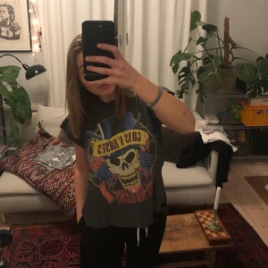 Guns N’ Roses T-shirt - t-shirt med guns n’ roses tryck! passar mig som är en m 🥰 sliten design 🤪