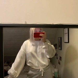Vit sweatshirt - Fin o mysig sweatshirt som köptes på Nelly, använd ett fåtal gånger så i toppenskick! Tröjan har en knytdetalj vid midjan och ballongärmar. Storleken är M, frakt tillkommer!✨