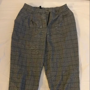 rutiga byxor - rutiga byxor köpta från h&m, använda ganska mycket, men de ser inte ut som det. 